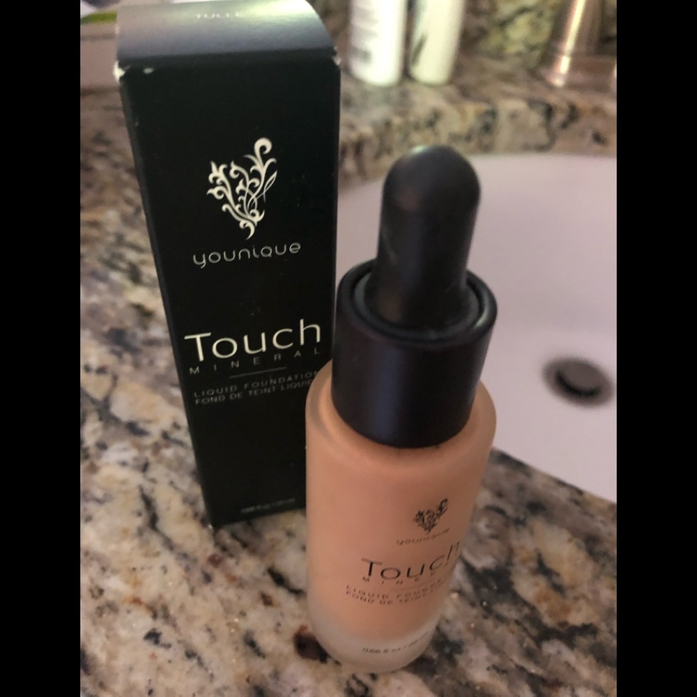 Younique Touch Mineral Liquid Foundation - Tulle
